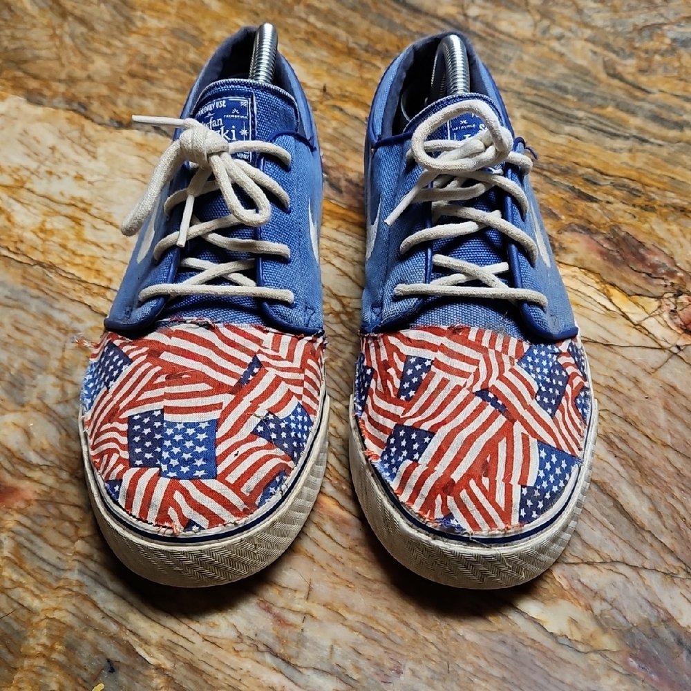 NIKE JANOSKI Patriotic Sneakers with Blue and Red Flag Design - 9.5